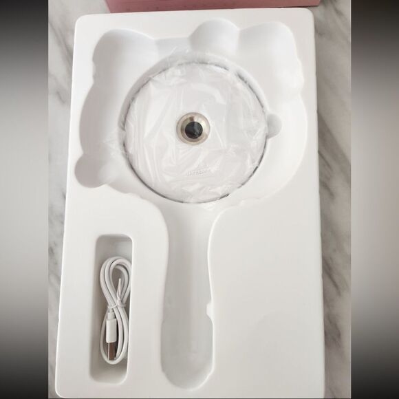 Hello Kitty Led Handheld Makeup Mirror With Standing Base - Picture 5 of 5